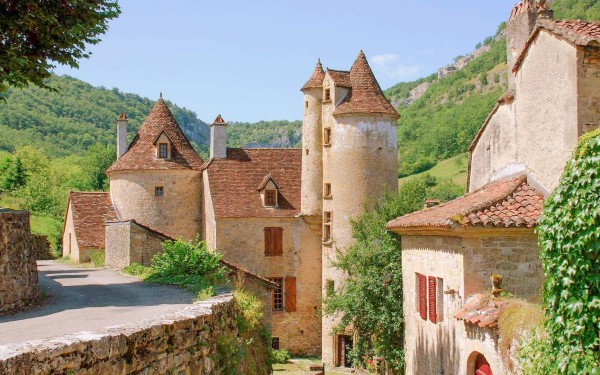 Frankrijk Autoire 5S Dordogne Lot vakantiepark luxe villa zwembad plus beaux village bergen.jpg
