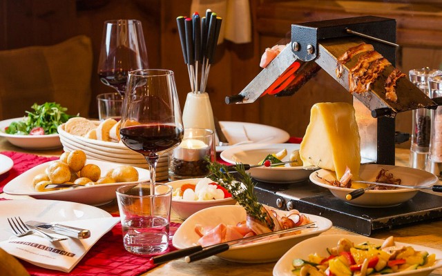 Restaurant 1S raclette Portes du Soleil haute savoie vakantie luxe appartement zwembad.jpg