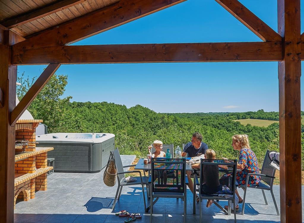 Libelle 1 vakantiehuis jacuzzi Village des Cigales Mauroux Dordogne Lot Frankrijk.jpg