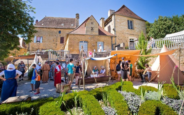 Gourdon 10 vakantie Dordogne Frankrijk Montmarsis vakantiepark zwembad restaurant animatie.jpg