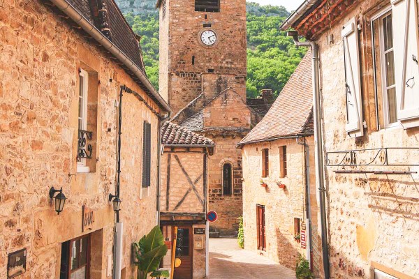 Frankrijk Autoire 3 Dordogne Lot vakantiepark luxe villa zwembad plus beaux village bergen.jpg
