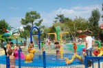 Coccinelle 24 kidparc zwembadFrankrijk vakantiepark chateau de salles luxe villa kinderen.jpg