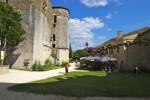 Larressingle 1 burcht als Carcassonne bij golfresort luxe villa's vakantiepark zwembad.jpg