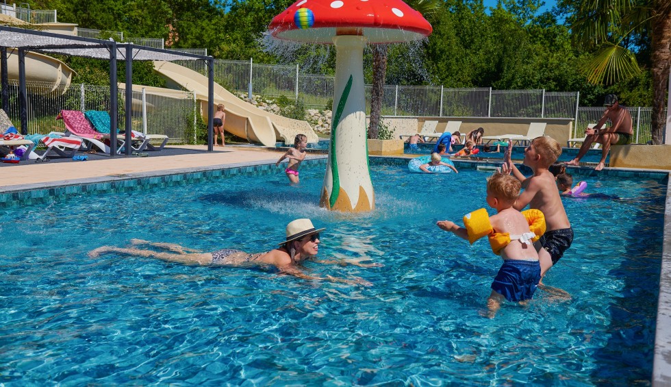 Village des Cigales zwembad 15S vakantiepark Frankrijk vakantiehuis Dordogne Lot Mauroux.jpg