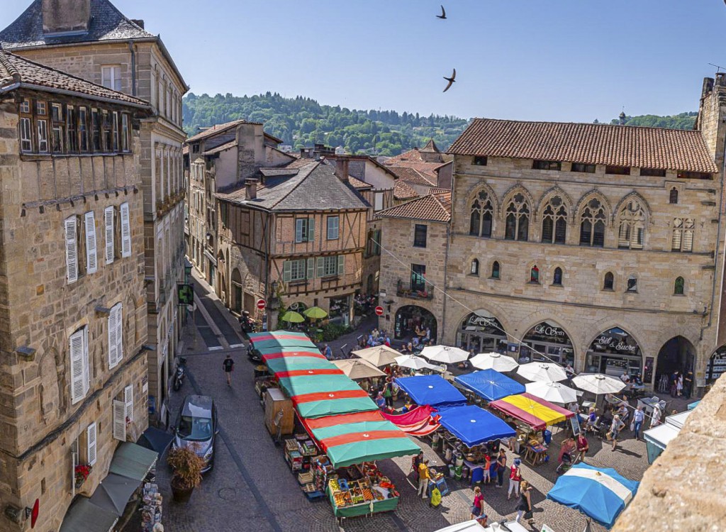 Markt 2a Anglars plaine de jeux in regio Dordogne Lot.jpg