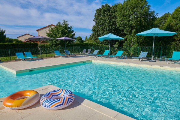 Forges zwembad 10 Frankrijk vakantiepark comfort luxe villa animatie aveneau vieille vigne gezin.jpg