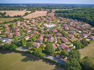 Les Forges Le Bois Senis vakantiepark Frankrijk luxe villa zwembad.jpg