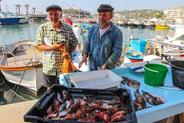 Markt Nans les Pins 9 Cassis Provence vakantie Frankrijk lavendel olijf kaas avond.jpg