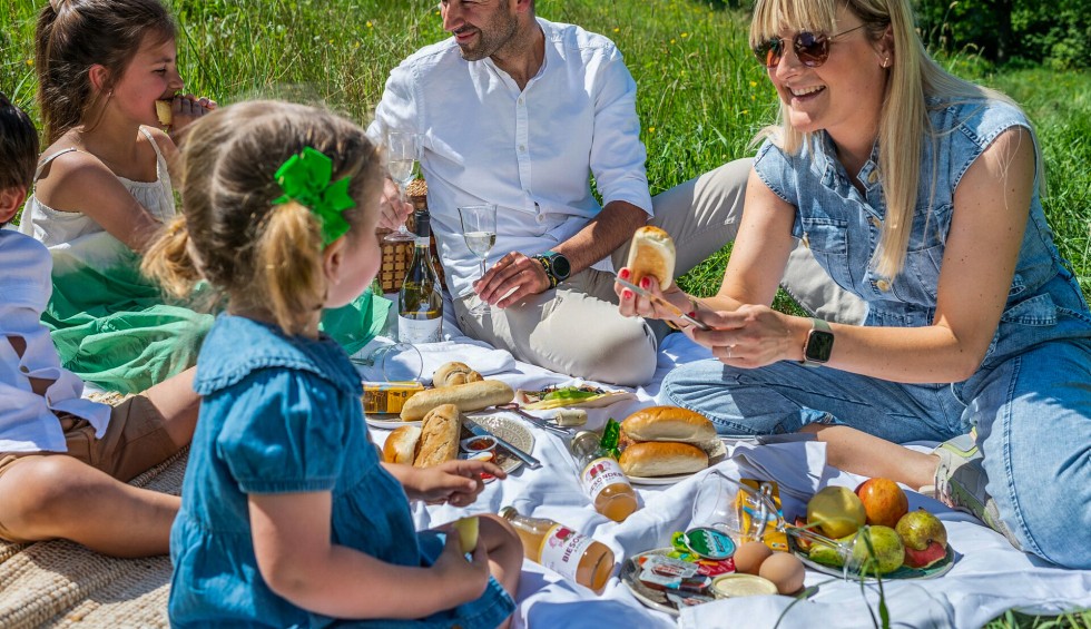 Wandelen Poitou-Charentes 3 gezin kinderen tijdens vakantie in Frankrijk in Les Forges.jpg