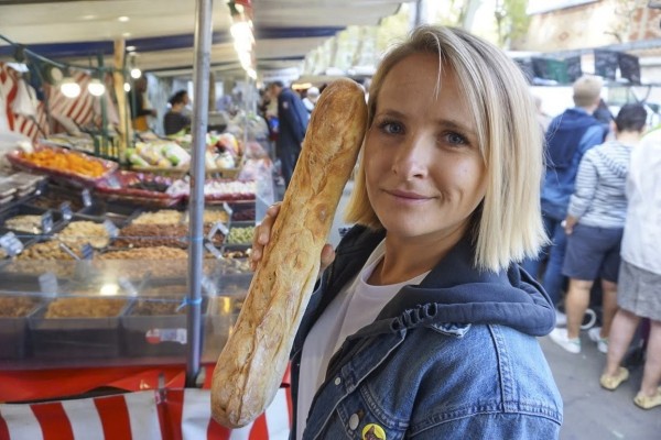 Baguette 14 vrouw op de markt met vers stokbrood.jpg