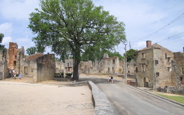 Oradour sur glane 1 Frankrijk memorial herdenken oorlog vakantie villa.jpg