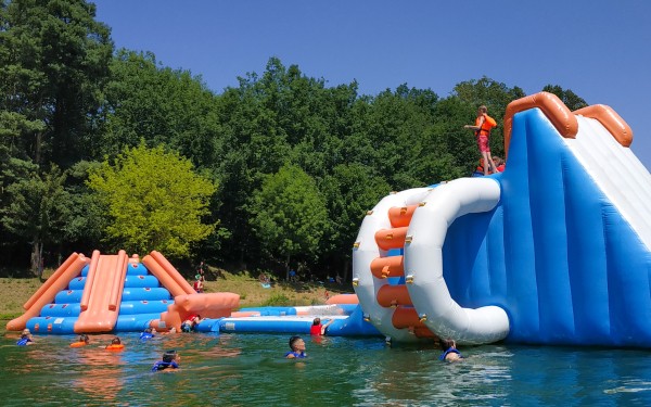 Gourdon 19 vakantie Dordogne Frankrijk Montmarsis vakantiepark zwembad restaurant animatie.jpg