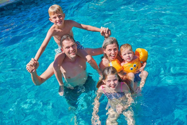 Village des Cigales zwembad 17 vakantiepark Frankrijk vakantiehuis Dordogne Lot Mauroux.jpg