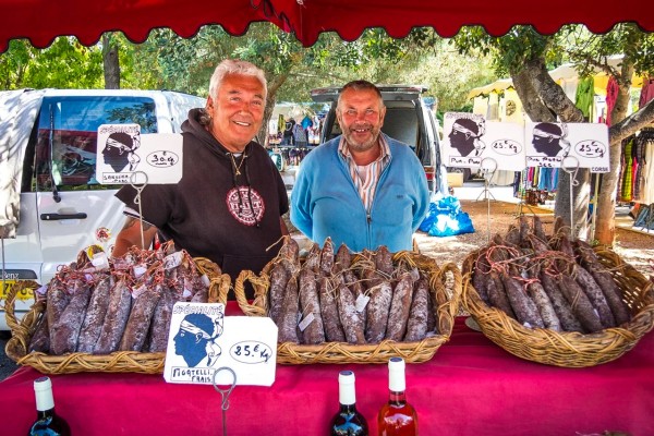 Languedoc markt 2 verkoper worst marktkramen tijdens vakantie in Frankrijk.jpg