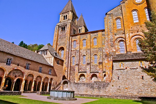 Conques Frankrijk 8 vakantie Dordogne Lot Aveyron Foy santiago compostela vakantiehuis wandelen berg