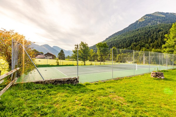AlpResort tennis 1 La Chapelle Abondance vakantie sportief portes du soleil Alpen Frankrijk.jpg