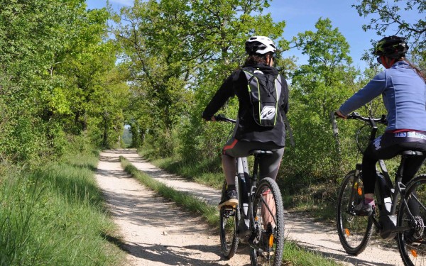 Gourdon 15 vakantie Dordogne Frankrijk Montmarsis vakantiepark zwembad restaurant animatie.jpg