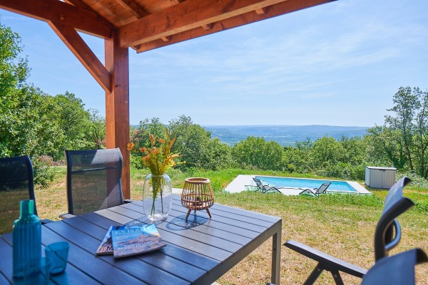Lanzac 2 Domaine vakantie Frankrijk Dordogne luxe villa zwembad uitzicht vallei.jpg