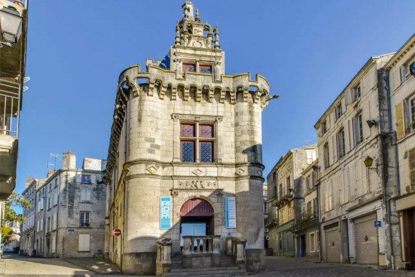 Niort 21 marais poitevin vakantie Frankrijk poitou charentes toerisme Pilori.jpg