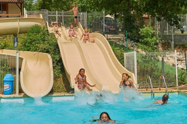 F2 Village des Cigales Mauroux Frankrijk Dordogne Lot vakantiepark kinderen zwembad animatie kidsclu