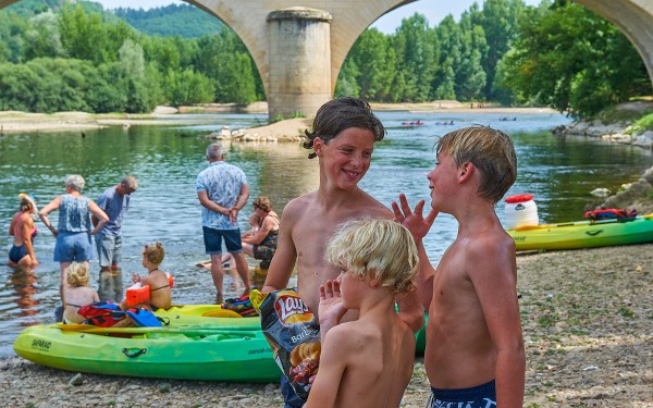 Dordogne kano 2 Frankrijk vakantiehuis canoe kajak gezin kinderen animatie.jpg