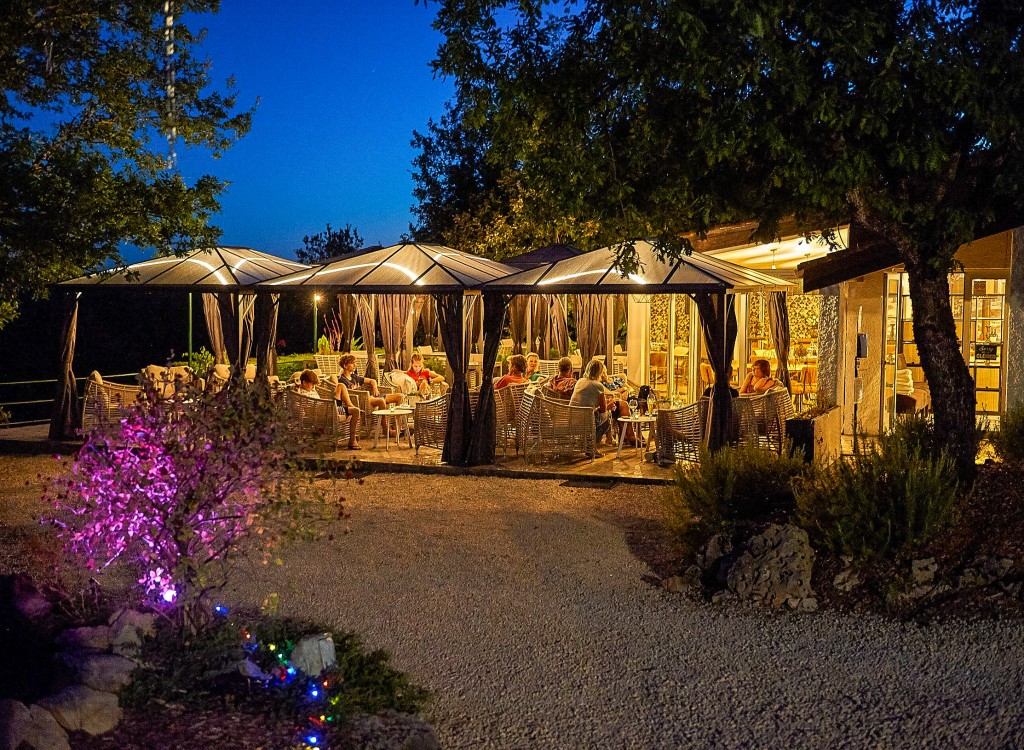 Vakantiepark 28SS Village des Cigales Mauroux Frankrijk Dordogne Lot luxe vakantiehuis zwembad resta