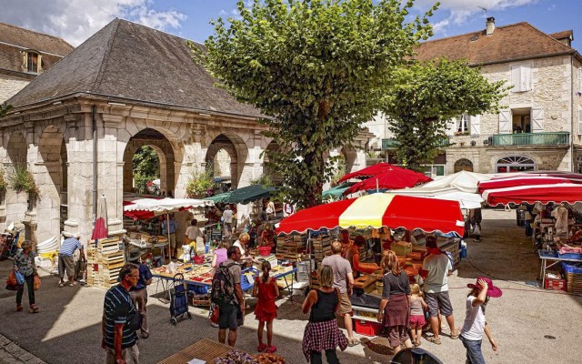 Souillac 3S Frankrijk markt vakantie Dordogne luxe vakantiehuis animatie restaurant.jpg