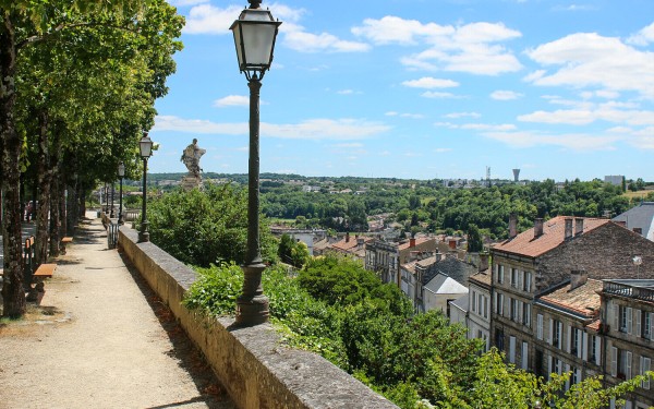 Angouleme 8 stadsmuren vakantie Frankrijk in Poitou-Charentes.jpg