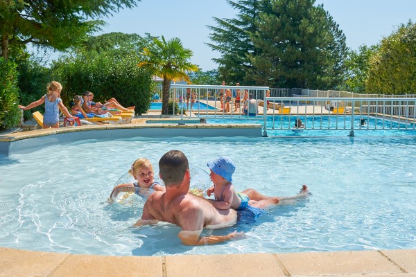 Lanzac zwembad 27 vakantiepark Frankrijk Dordogne luxe villa gezinnen restaurant animatie.jpg