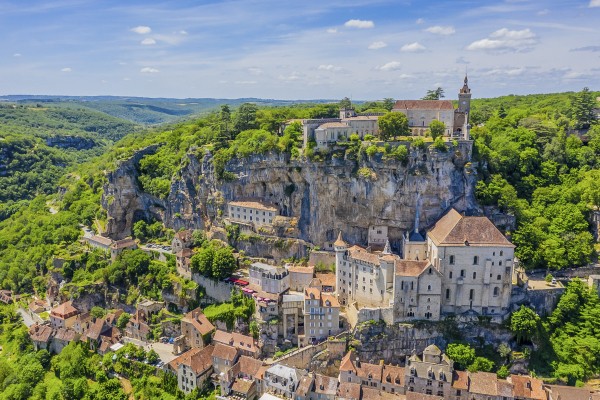 Rocamadour 23 tegen de rotswand boven de Alzouvallei tijdens vakantie in de Dordogne.jpg