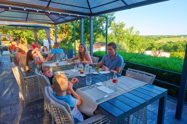 Restaurant 3 Village des Cigales Mauroux Dordogne Frankrijk vakantiehuis.jpg
