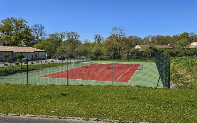 Faciliteiten Aveneau 21 Tennisbaan op villapark in Les Forges in Zuid-Frankrijk.jpg