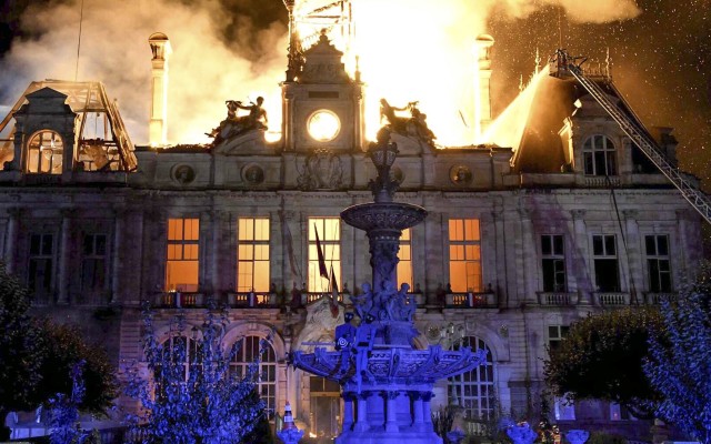 Rellen Frankrijk 2 stadhuis Limoges in brand gestoken.jpg