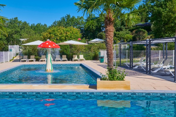 Village des Cigales zwembad 25 vakantiepark Frankrijk vakantiehuis Dordogne Lot Mauroux.jpg