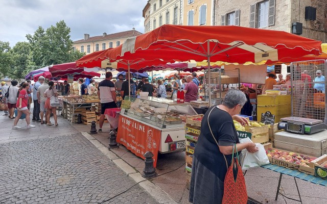 Markt 1 Cahors in regio Lacapelle Marival tijdens vakantie in Frankrijk.jpg