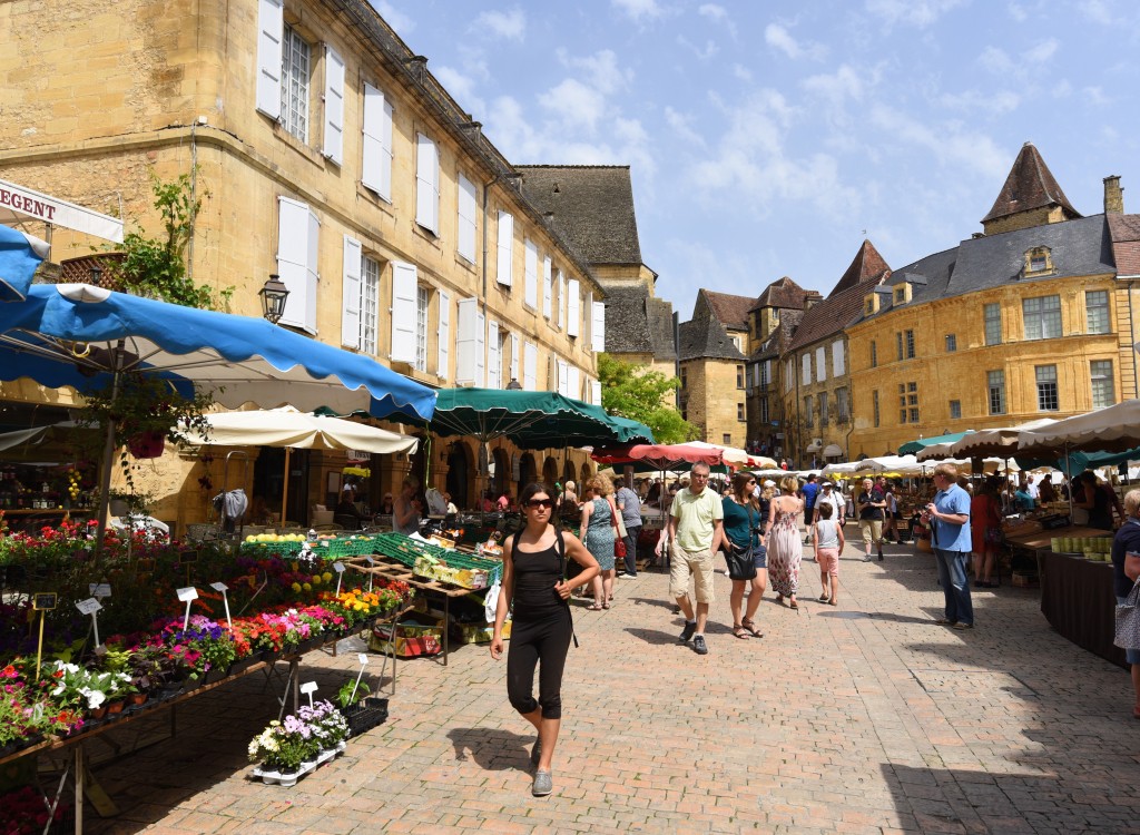 Sarlat 10 markt plein liberte dordogne frankrijk vakantiepark vakantiehuis zwembad maison gite.jpg