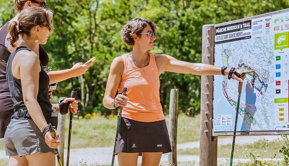 Wandelen Poitou-Charentes 6 bord met route lezen tijdens vakantie in Frankrijk in Les Forges.jpg