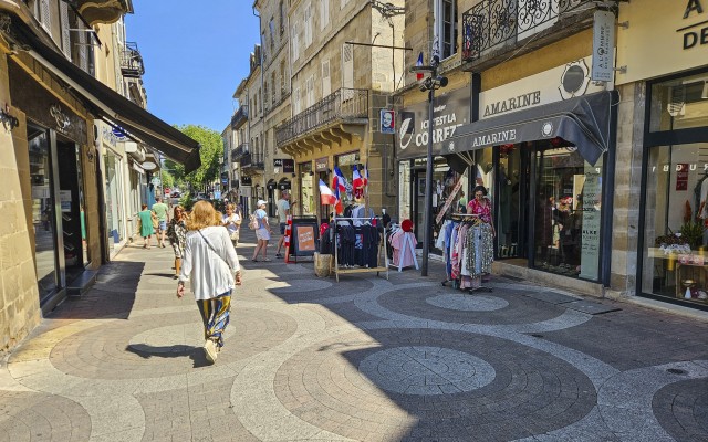 Brive la Gaillarde 7 straat met winkels tijdens vakantie in Frankrijk.jpg