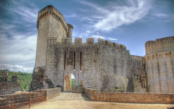 Lot Bonaguil chateau 7 Frankrijk Dordogne vakantie middeleeuws feest.jpg