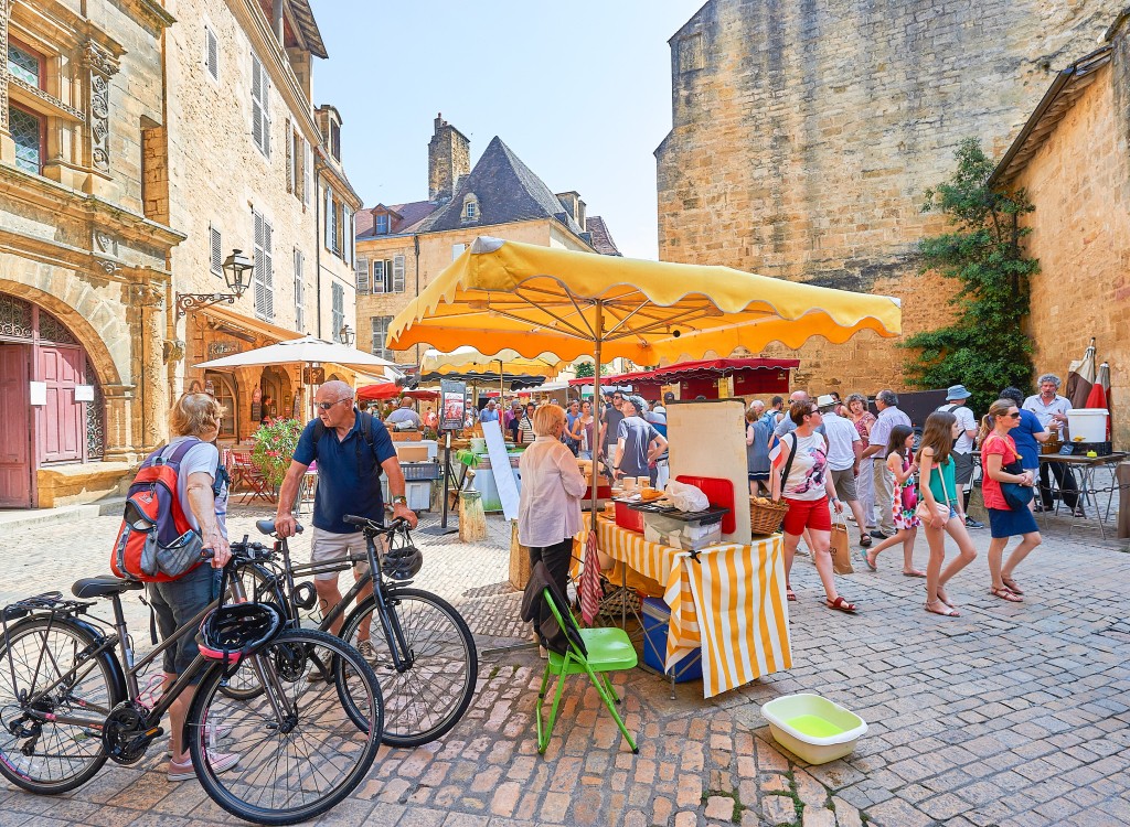 Dordogne 2a Frankrijk vakantiepark Dordogne Lot vakantiehuis luxe zwembad animatie.jpg