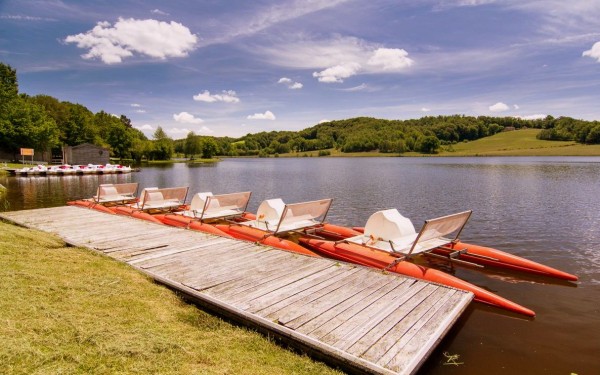 Lac du Tolerme 9  Frankrijk Dordogne Lot villa strand zand moeder en kind spelen met schep bij vakan