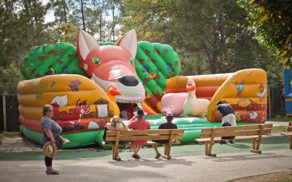 Coccinelle 11 kidparc animatie Frankrijk vakantiepark chateau de salles luxe villa kinderen.jpg