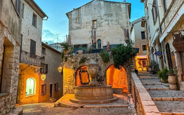 Saint Paul de Vence 5 Provence Cote Azur vakantie Frankrijk kunst Alpes grande fontaine.jpg