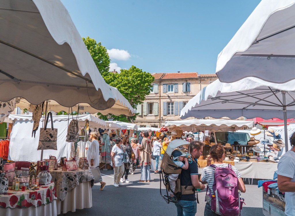 Provence Salernes 14 Gordes markt vakantie Frankrijk luxe villa zwembad toeristisch.jpg