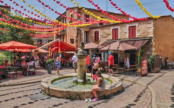 Bergerac 7 terras en restaurant tijdens vakantie in Dordogne Frankrijk.jpg