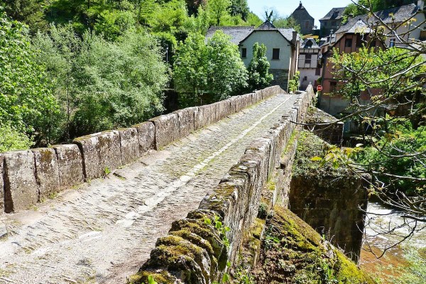 Conques Frankrijk 4 vakantie Dordogne Lot Aveyron santiago compostela vakantiehuis wandelen bergen.j