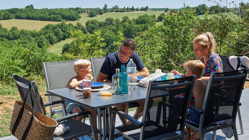 Cigale deluxe 2a vakantiehuis Frankrijk park Dordogne Lot zwembad animatie kinderen restaurant.jpg