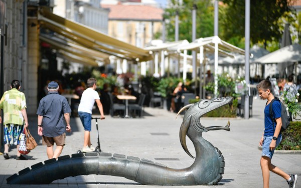 Niort 11 marais poitevin vakantie Frankrijk poitou charentes toerisme draak.jpg
