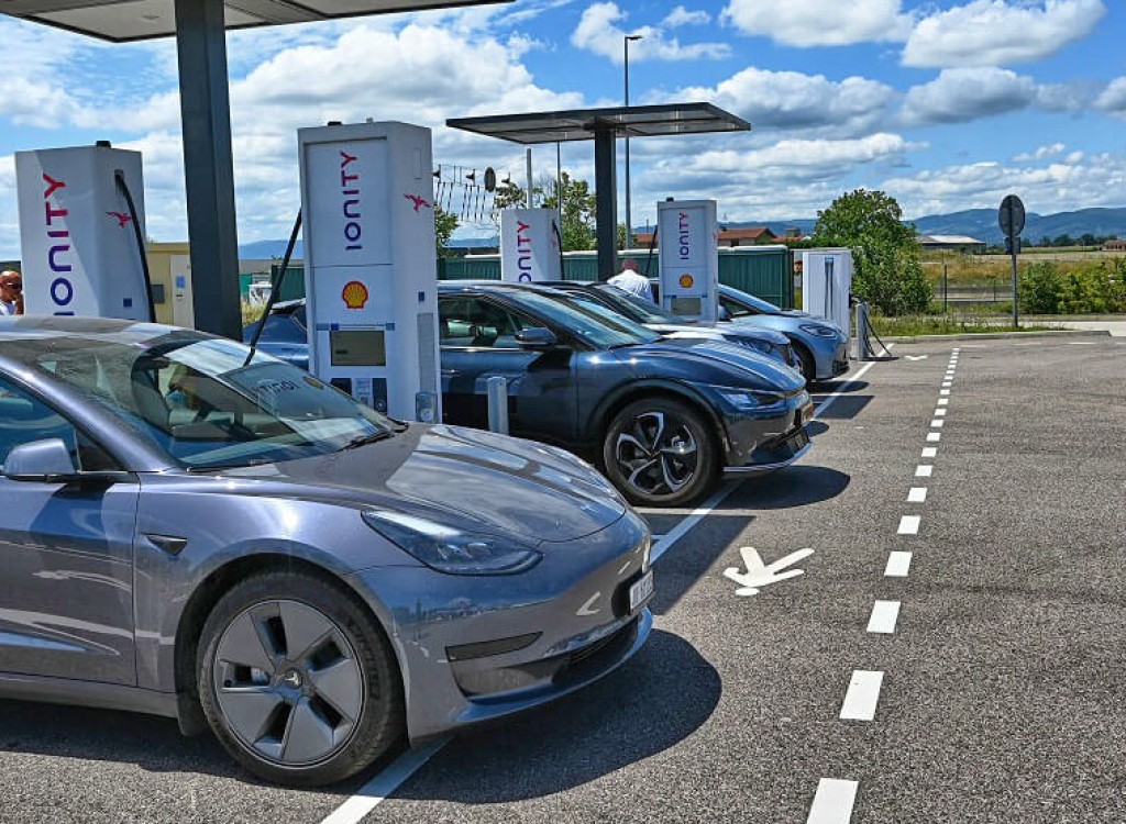 Route du Soleil 2 vakantie Frankrijk luxe villa  Parijs Lyon elektrische auto laden fastned ionity.j