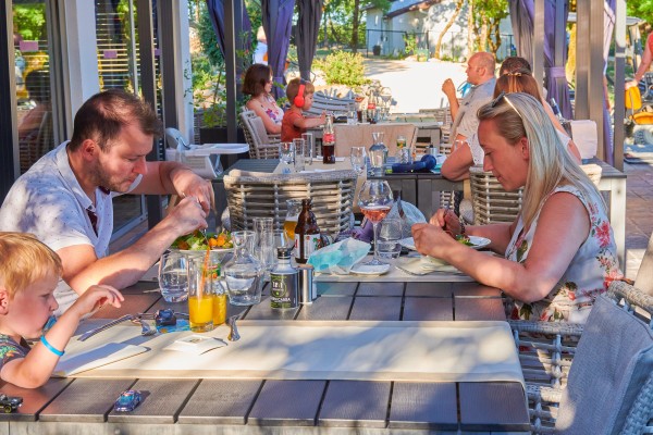 Restaurant 2 Village des Cigales Mauroux Dordogne Frankrijk vakantiehuis.jpg